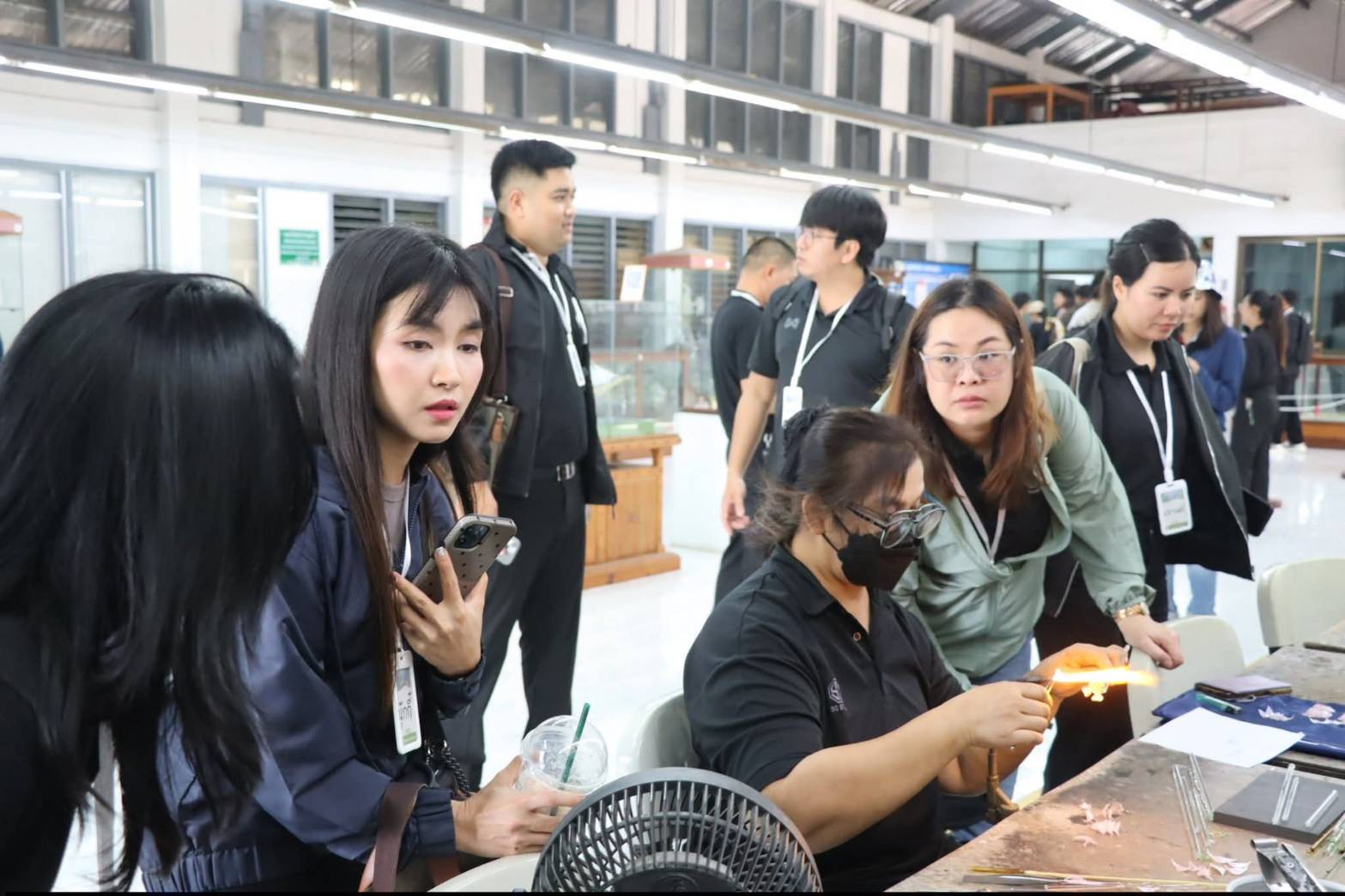 title - นางสาวสิริมา แจ้งกระจ่าง ผู้อำนวยการศูนย์ส่งเสริมและพัฒนาอาชีพเสริมนอกภาคการเกษตร ให้การต้อนรับบุคลากรในโครงการฝึกอบรมเชิงปฏิบัติการ หลักสูตรนักบริหารการชลประทานระดับต้น รุ่นที่ 30 ณ ศูนย์ส่งเสริมและพัฒนาอาชีพเสริมนอกภาคการเกษตร (ศูนย์ศิลปาชีพ บางไทรฯ (เดิม))